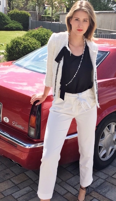 Hostess in weißer Chinohose